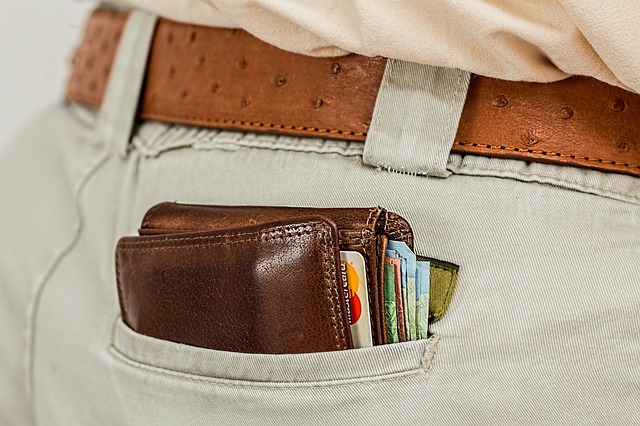 peněženka v kapse kalhot.jpg