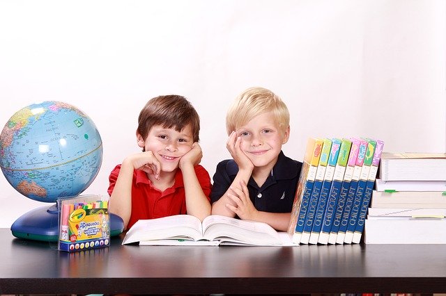 Děti učení globus